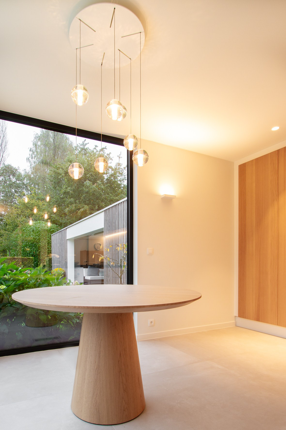 Studio Kempa — showroom met houten interieurelementen